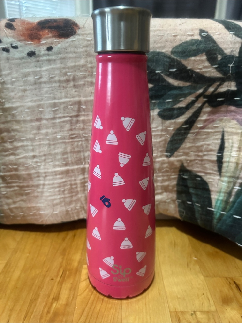 Mittens and hats water bottle - sip by swell